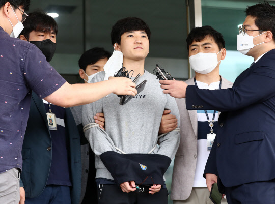 미성년자를 성추행하고 성 착취물을 제작해 유포한 혐의를 받는 최찬욱(26)이 24일 오전 대전시 서구 둔산경찰서에서 나와 검찰로 송치되고 있다.  연합뉴스